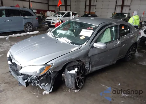 2013 Chrysler 200 Touring z USA, uszkodzony, nr VIN 1C3CCBBB9DN547344